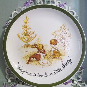 Holly Hobbie Collector's Edition Plate 1972 Happiness is Found in Little Things